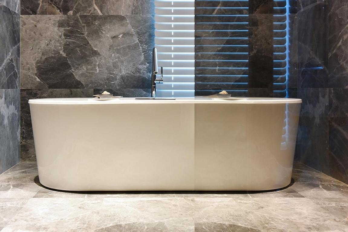 Silks Club Hotel Kaohsiung Eksteriør billede A freestanding bathtub