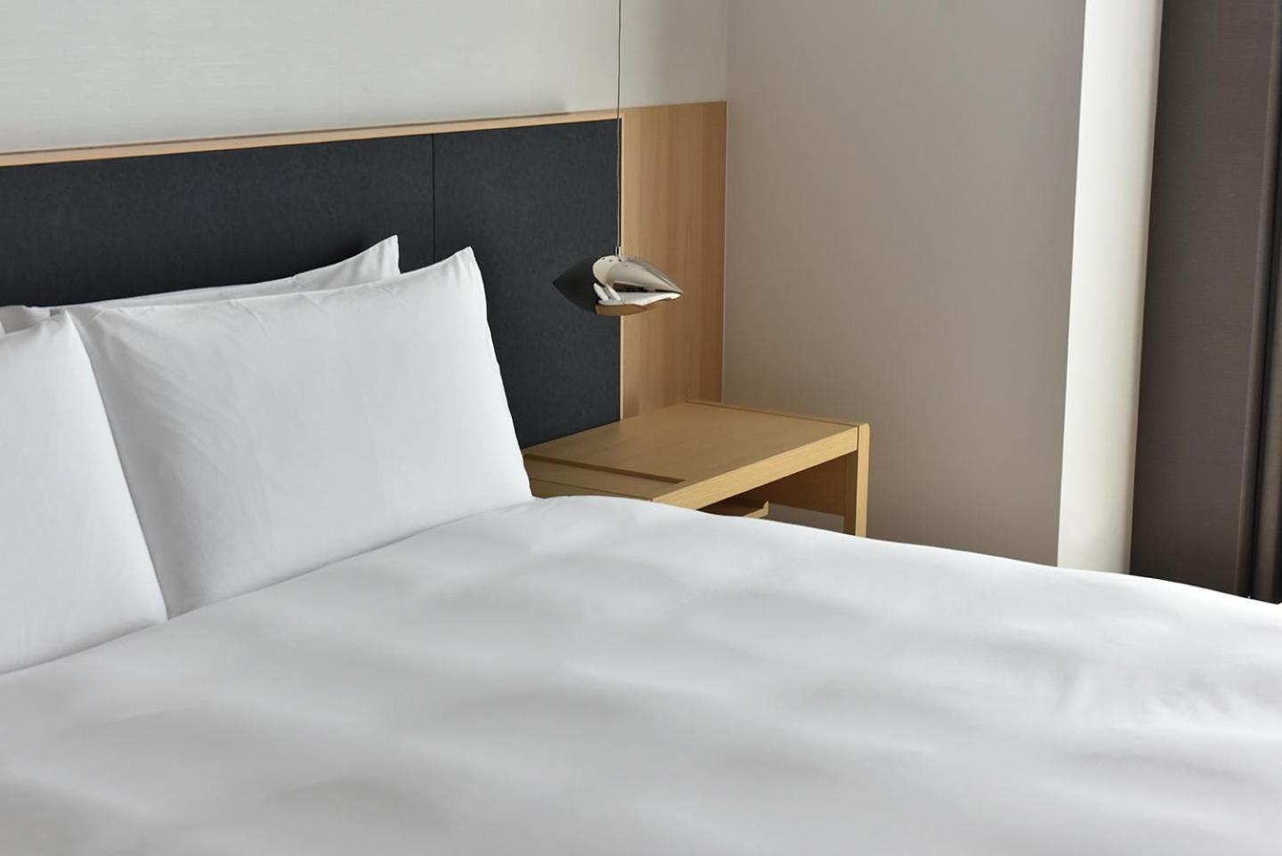 Silks Club Hotel Kaohsiung Eksteriør billede A bed with a nightstand