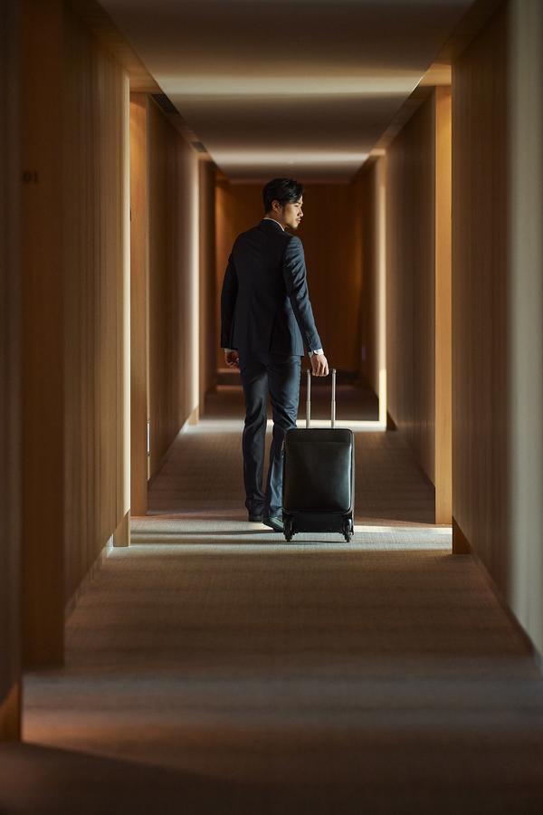 Silks Club Hotel Kaohsiung Eksteriør billede A business traveller with a suitcase