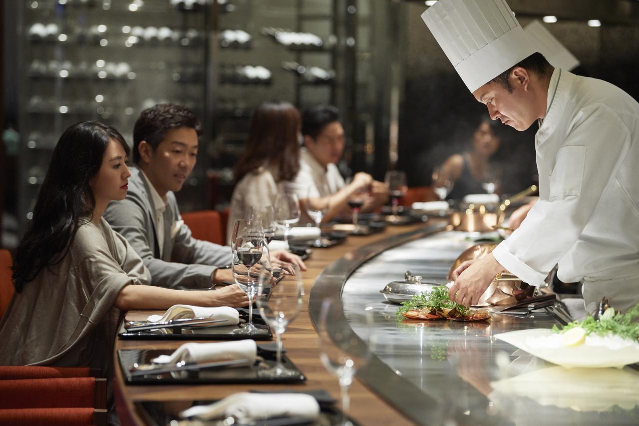 Silks Club Hotel Kaohsiung Eksteriør billede Chef at work