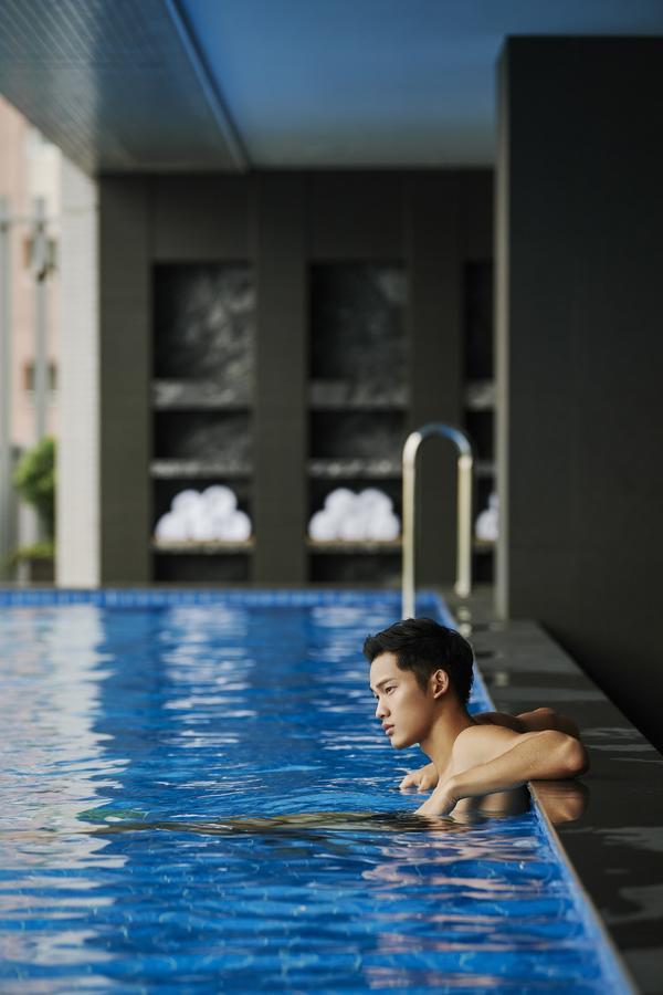 Silks Club Hotel Kaohsiung Eksteriør billede A man swimming in a pool